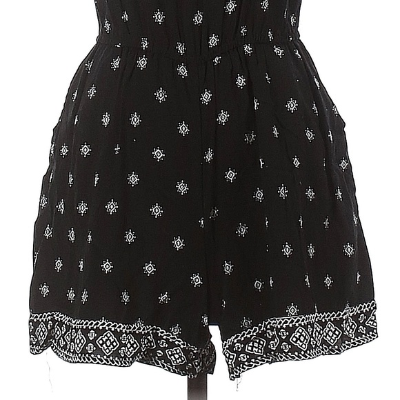Beautiful Old Navy Black & White Romper in Size Small - Picture 4 of 4
